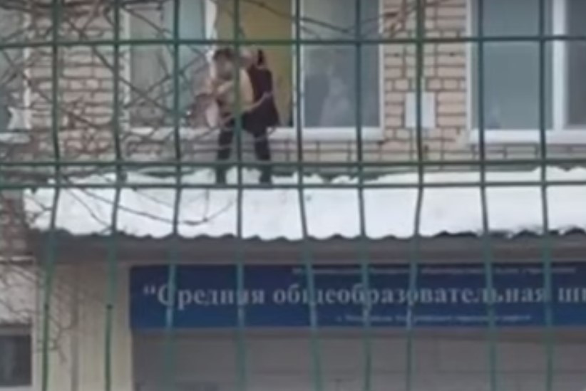 Ранее в Сети появился ролик, на котором ребенок убирал снег лопатой, стоя на покатом козырьке школы