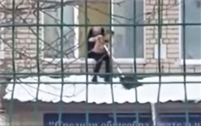 Ранее в Сети появился ролик, на котором ребенок убирал снег лопатой, стоя на покатом козырьке школы