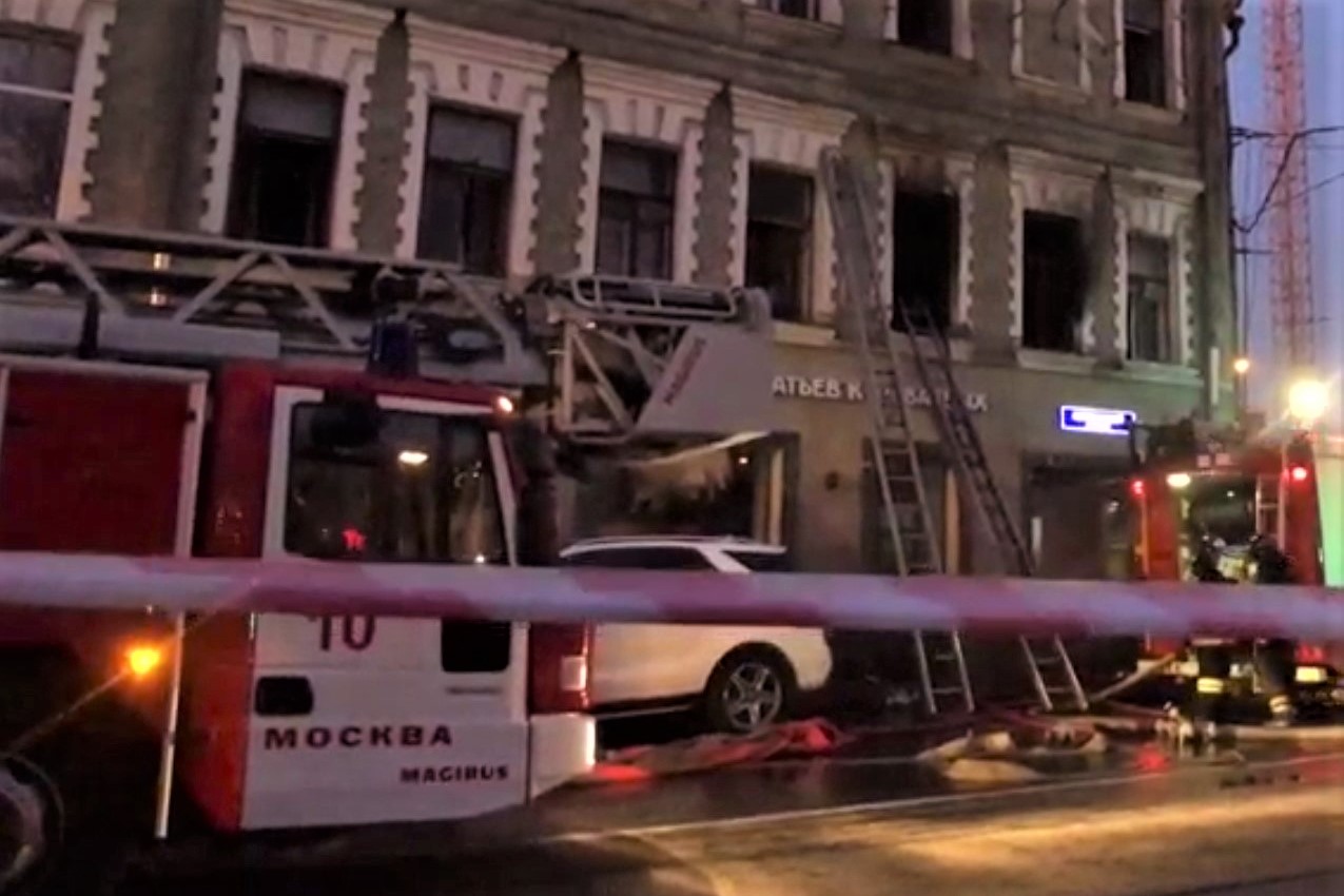 Последствия пожара в административном здании на улице Бауманской
