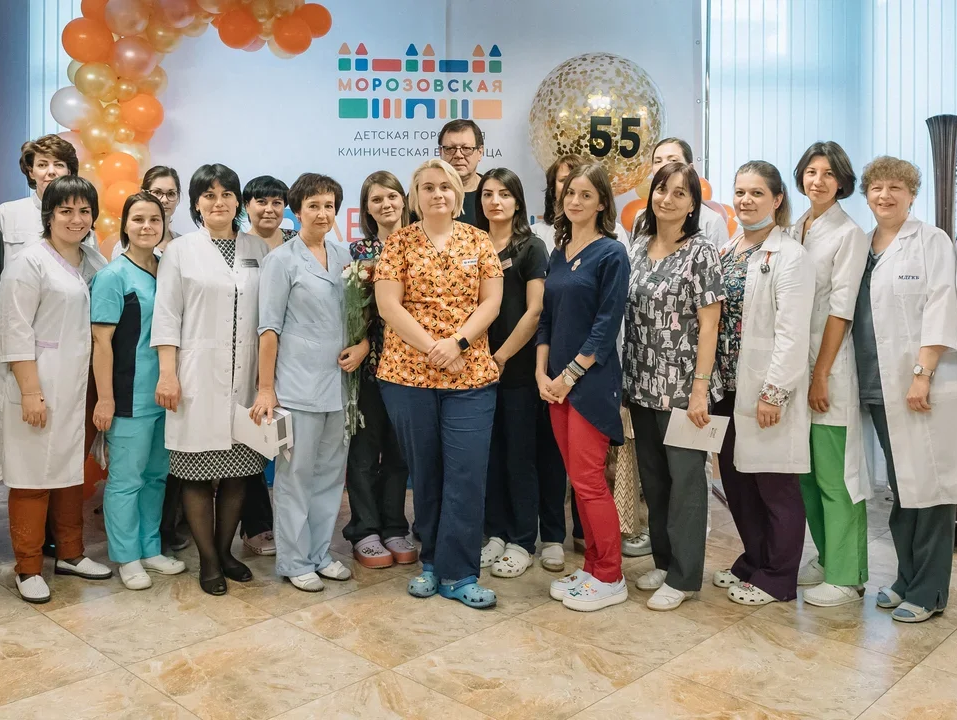 Заведующий онкогематологическим отделением Морозовской детской городской клинической больницы Константин Кондратчик (на втором плане в центре) вместе с коллективом на 55-летии этого уникального отделения