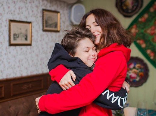 Звездная мама подарила подростку барабанную установку