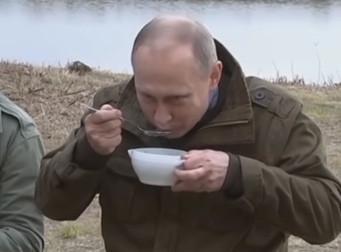 Президент России Владимир Путин предпочитает рыбные блюда, например, уху