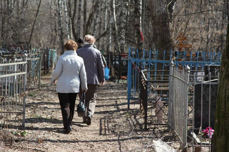 Могильный памятник актеру из фильма «Чучело» рухнул на столичном кладбище