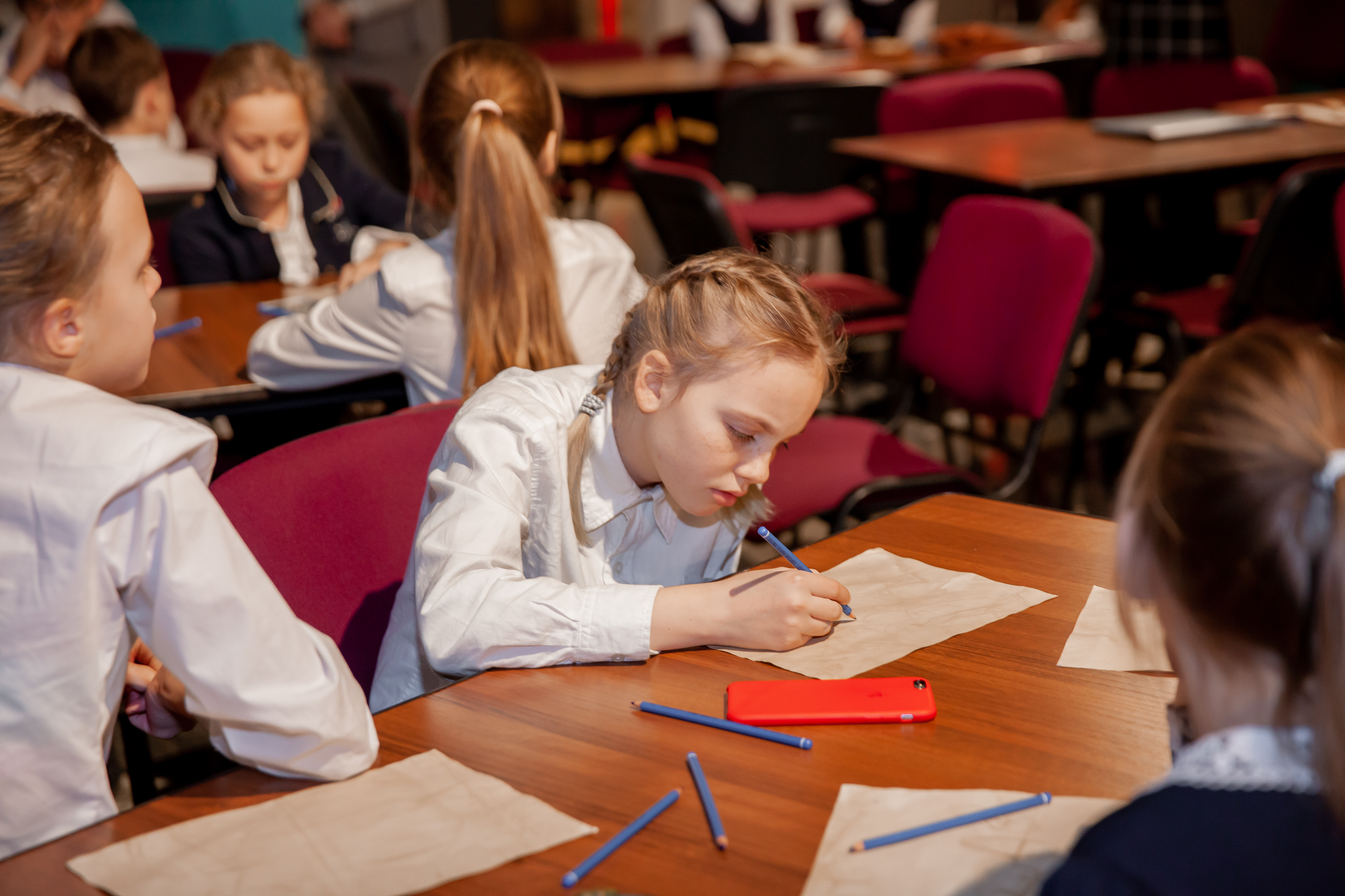 Московские школьники написали письма ветеранам в Музее Победы