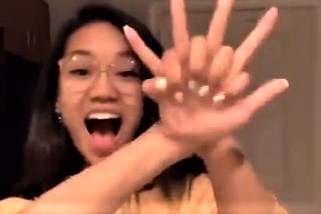 Простой трюк с руками заставил людей поверить в волшебство