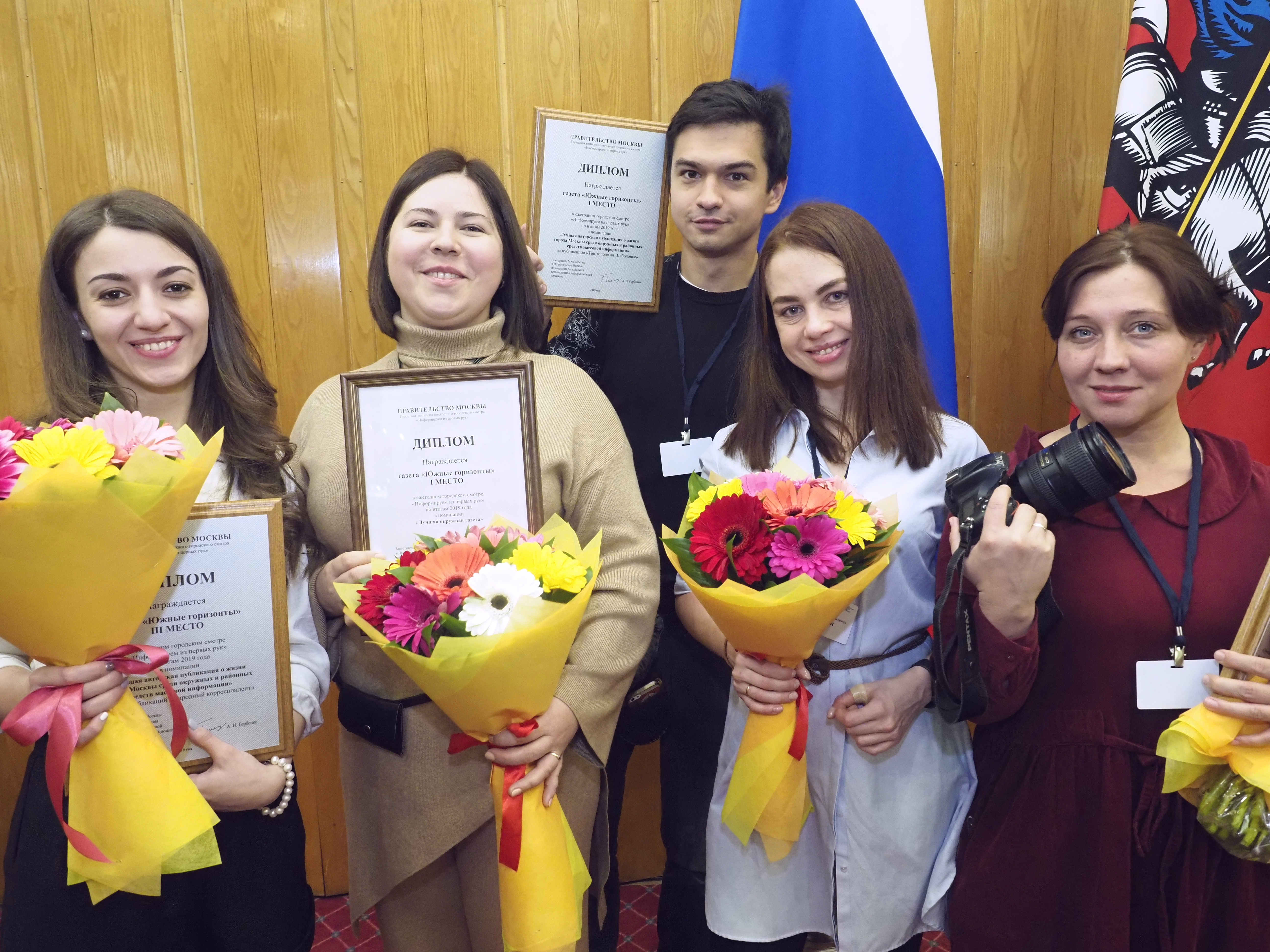 На фото (слева направо): ответственный секретарь газеты «Южные горизонты» Раиса Саргсян, шеф-редактор газеты «Южные горизонты» Марина Гладкова, старший фотокорреспондент газеты «Вечерняя Москва» Антон Гердо, корреспондент Виктория Филатова и фотокорреспондент газеты «Вечерняя Москва» Пелагия Замятина