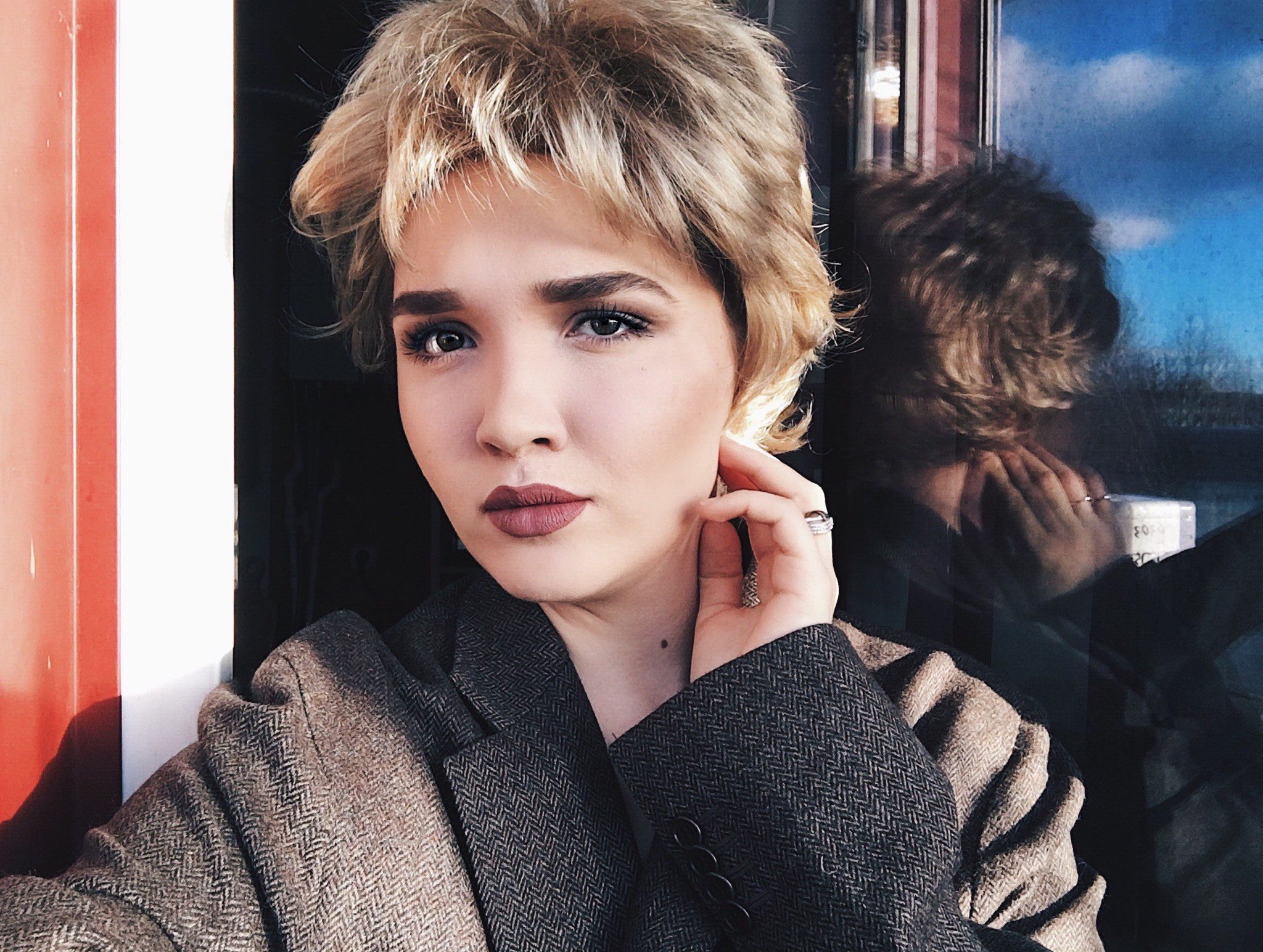 Исполнительница радует случайных слушателей и своих поклонников народными и авторскими песнями