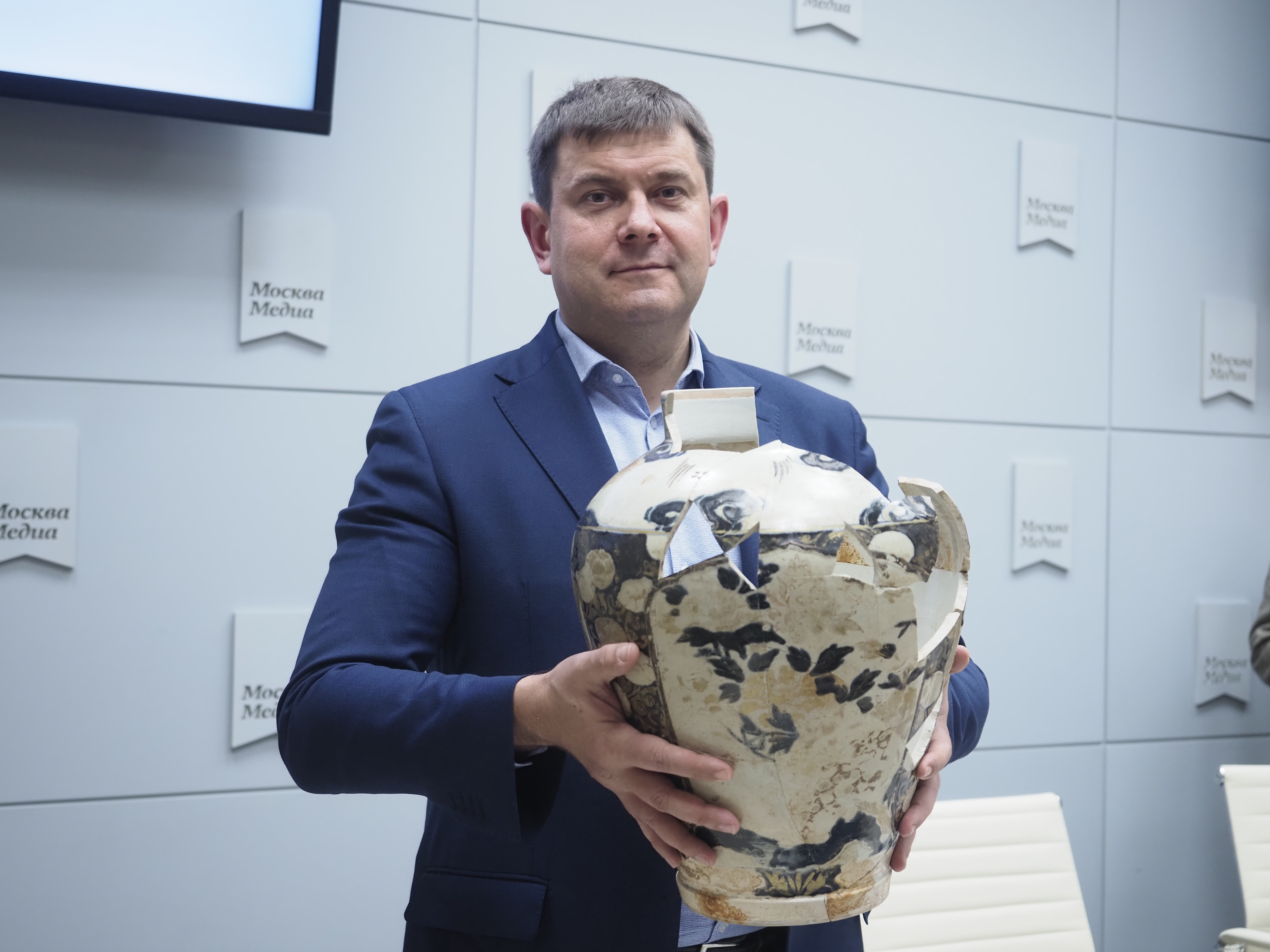 Руководитель Департамента культурного наследия Москвы Алексей Емельянов представляет археологические находки этого года