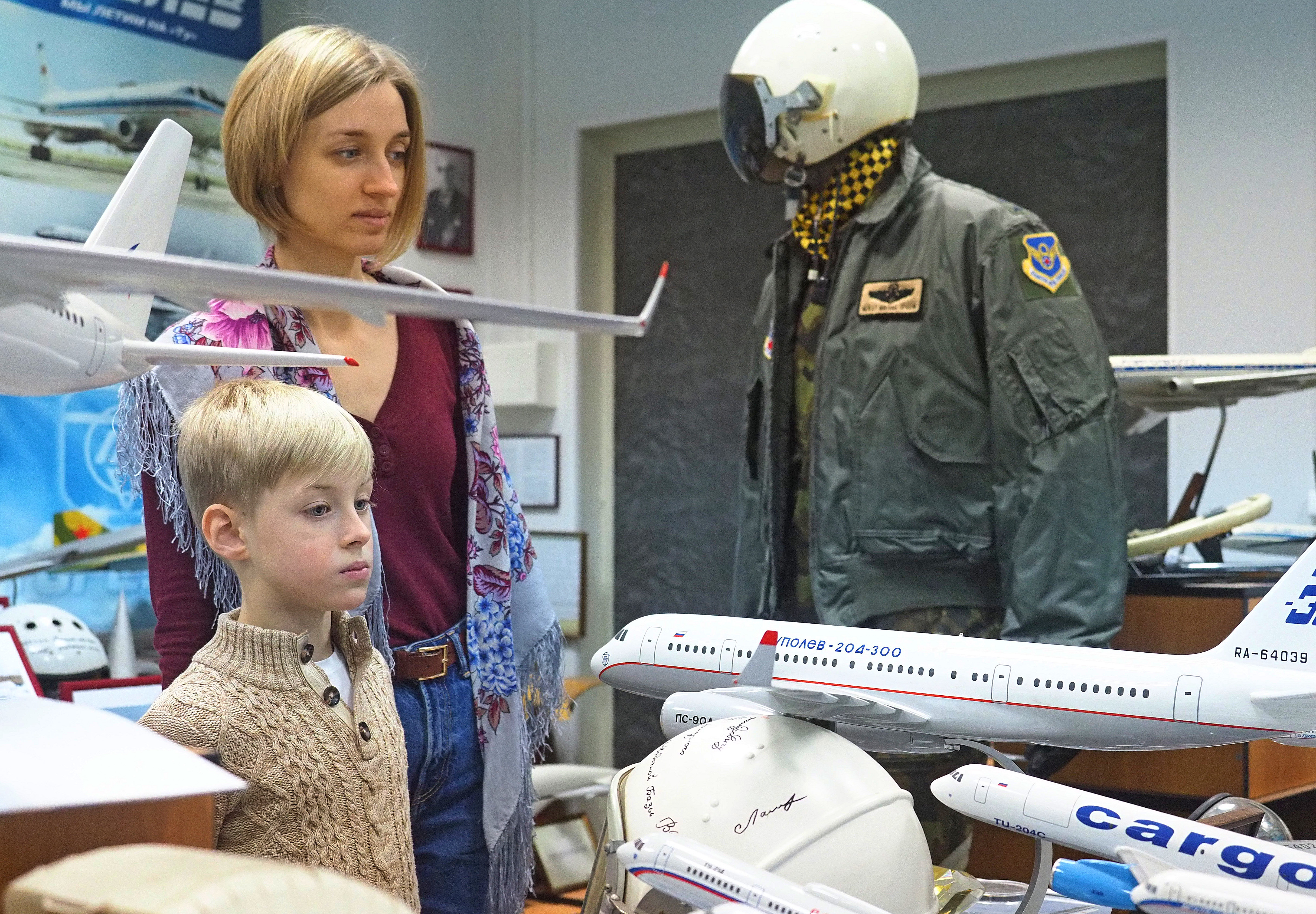 Москвичка Ольга Зубенкова и ее сын Кирилл изучают экспонаты музея ПАО «Туполев». Кирилл любит рисовать модели самолетов, и сам попросил маму привести его на экскурсию