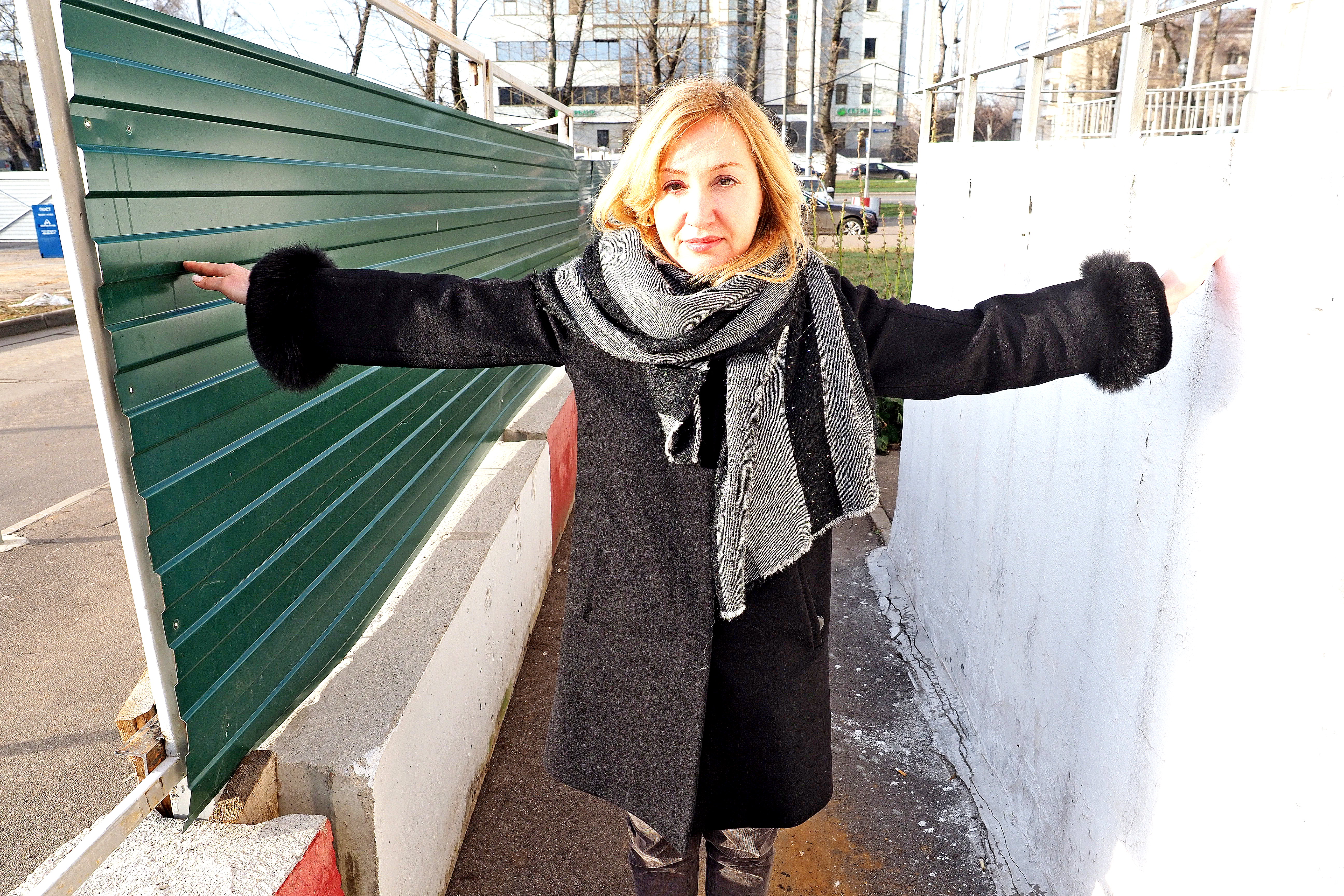 Жительница Южного Тушина Анжела Руденко показывает проход, который остался после установки забора вокруг строительной площадки
