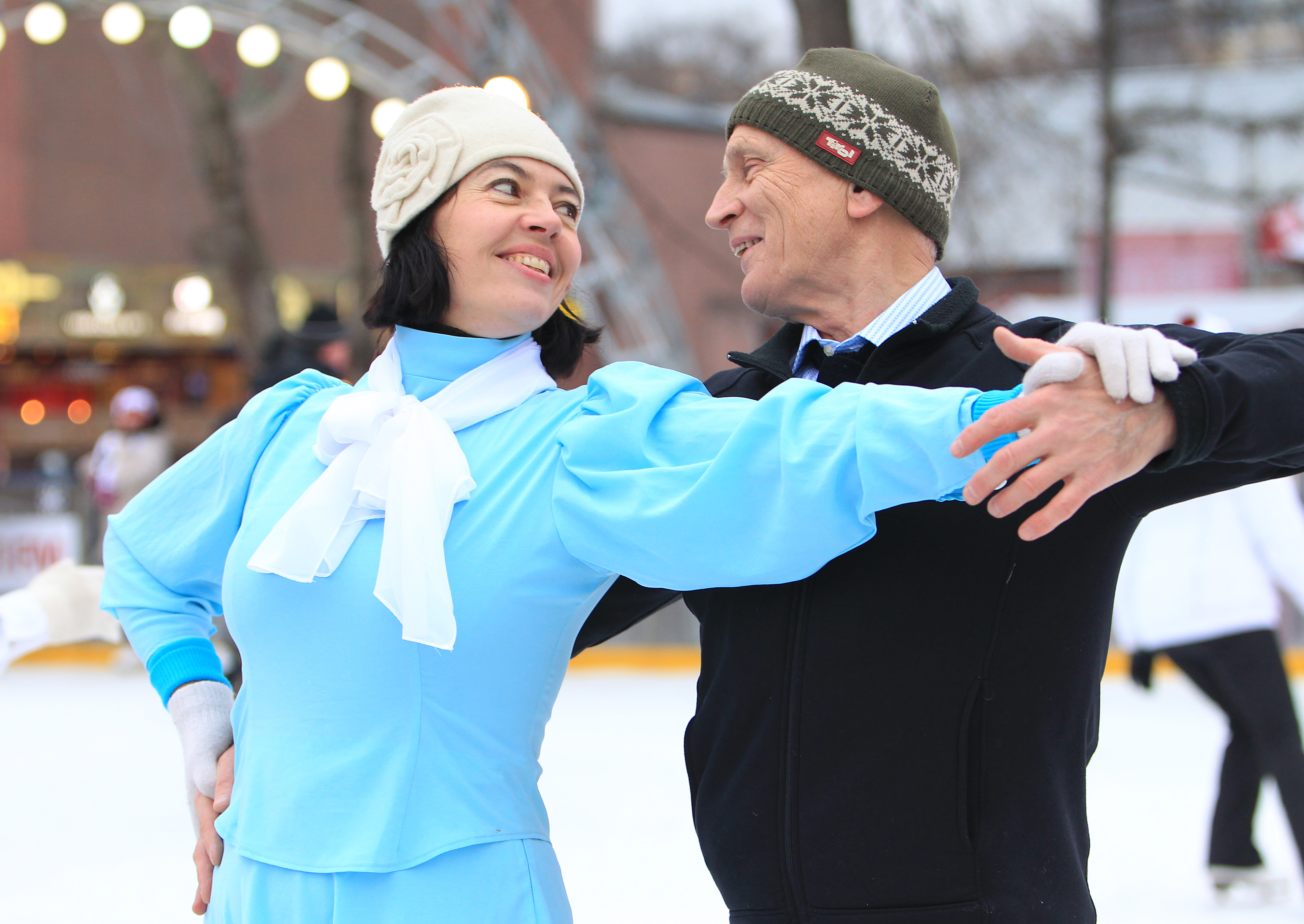 Участники проекта «Московское долголетие» из Северного округа Виктория Куликова и Александр Ксендзенко катаются на коньках в Саду «Эрмитаж», где стартовал зимний сезон проекта. Люди старшего возраста с этого года смогут записаться на бесплатные занятия по фигурному катанию в парках