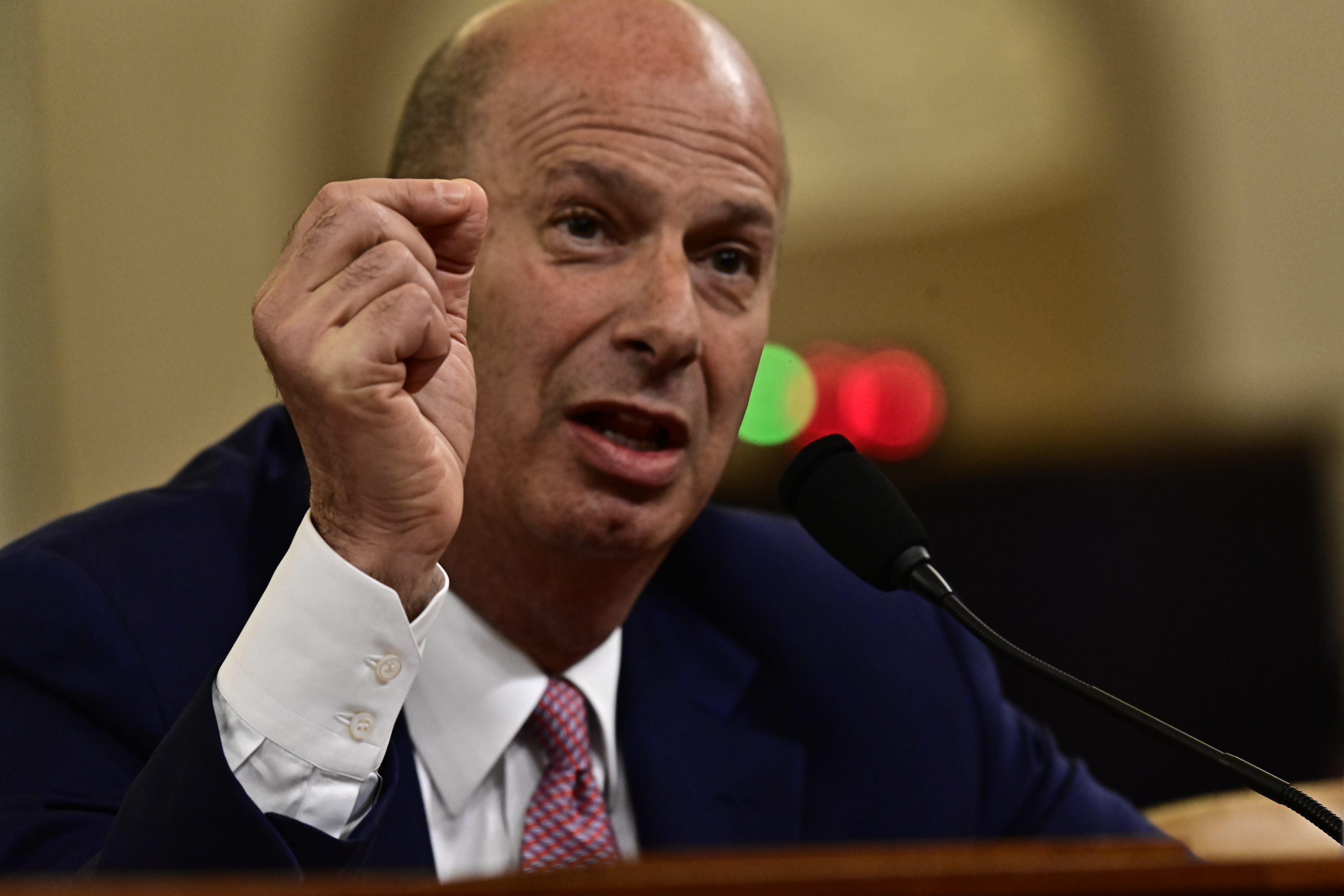 Сам Сондланд все отрицает