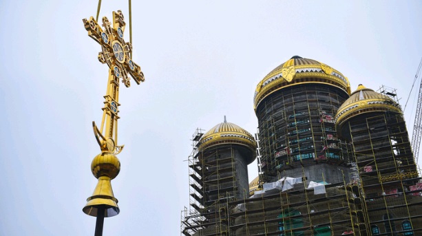 Началась установка крестов на главный храм Вооруженных Сил России