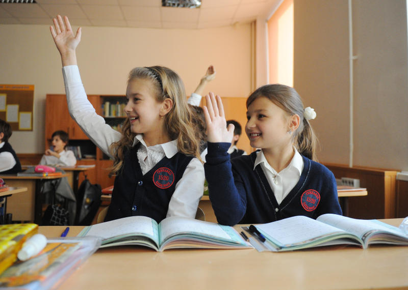 Горская Мария и Пивняк Алина на уроке математики 