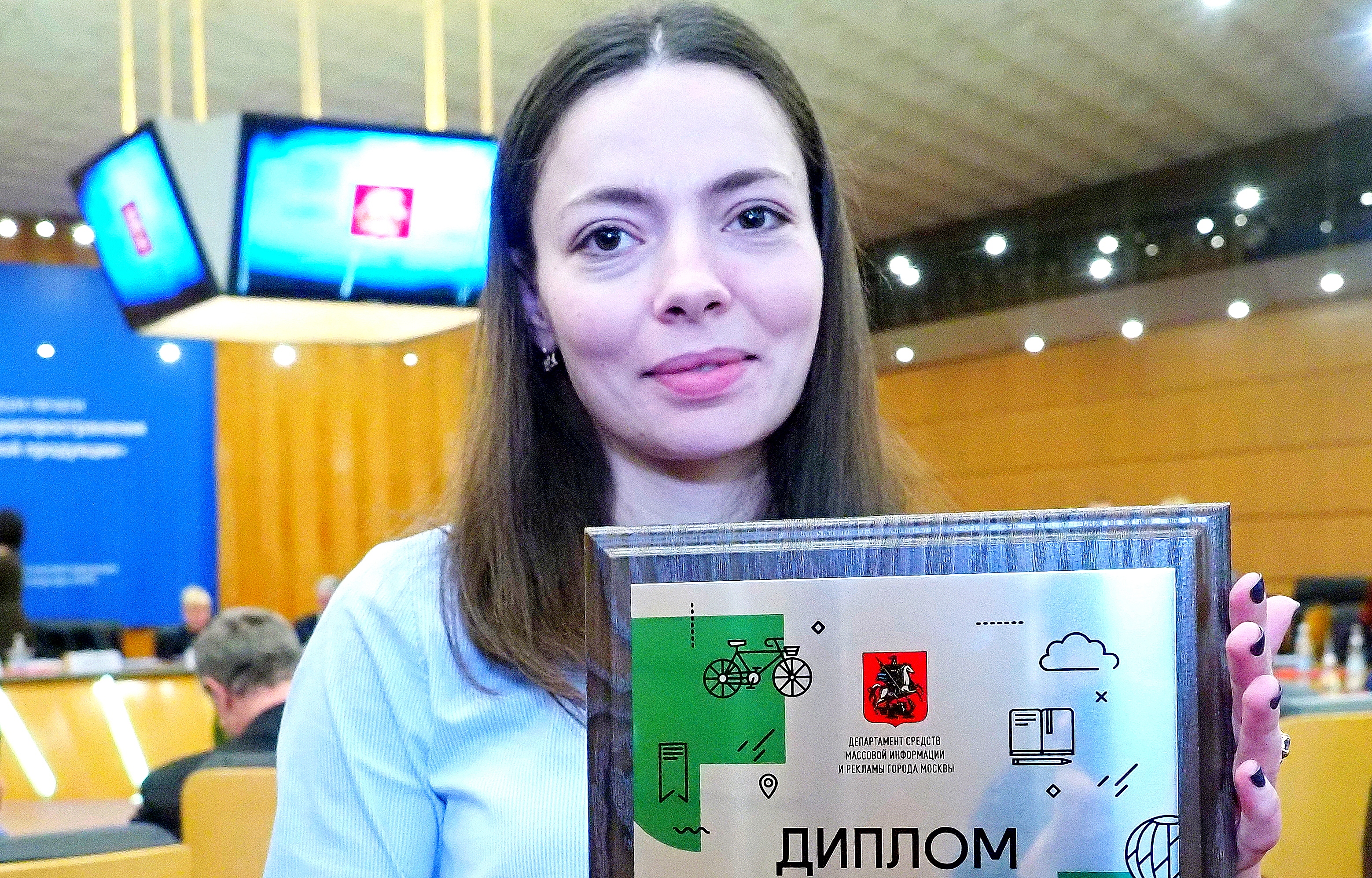 Заведующая отделом книги «Московского дома книги» Татьяна Шнейдер со своей наградой