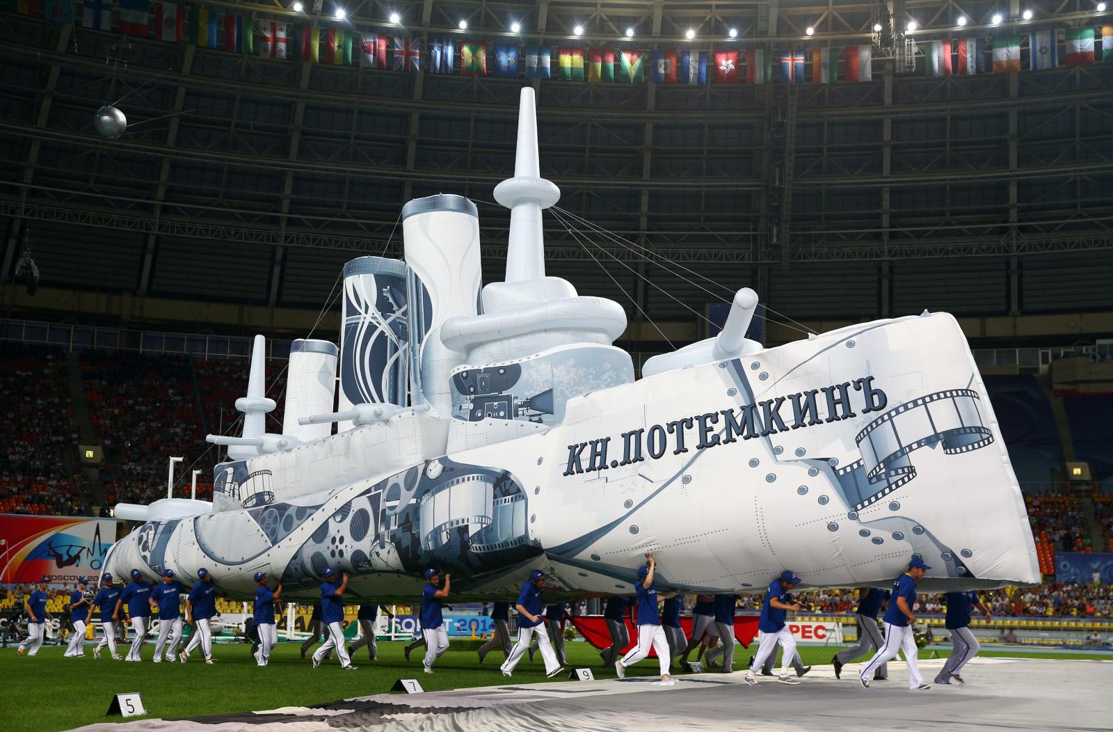Открытие чемпионата мира по легкой атлетике. Легкоатлеты вносят на арену стадиона «Лужники» 20-метровую модель знаменитого броненосца «Потемкин», как одного из символов русского прогресса. Модель корабля и другие фигуры чемпионата изготовлены командой Алексея Хорькина