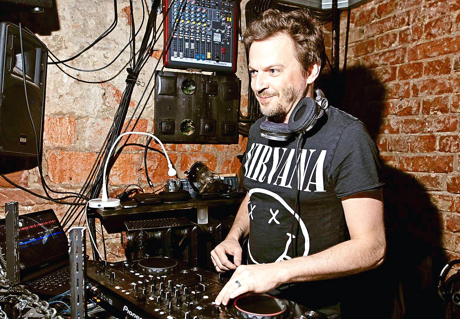 Москве Крис Хелмбрехт работает за диджейским пультом