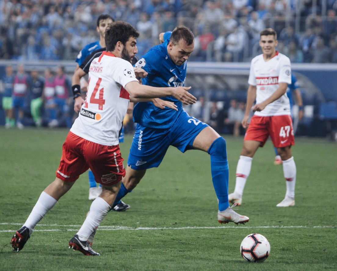 Защитник «Спартака» Георгий Джикия в единоборстве с форвардом «Зенита» Артемом Дзюбой