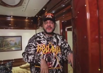 На кадрах видно, что личный вагон звезды больше похож на отдельный люкс в отеле