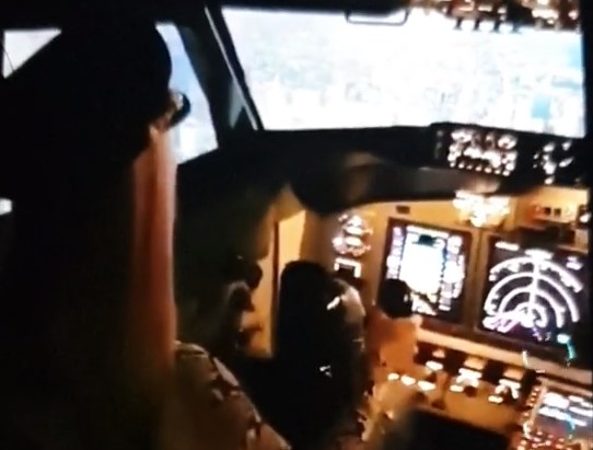 Девушка управляла лайнером, который был полон пассажиров