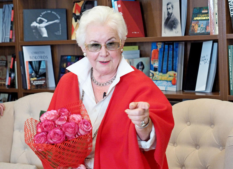 Я училась на физмате, успела пройти практику на заводе «Серп и Молот» — освоила там сварку. Но все время душа рвалась заниматься словом