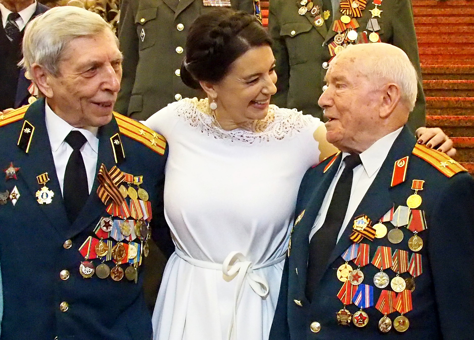 Актриса Екатерина Стриженова с ветеранами на Балу победителей