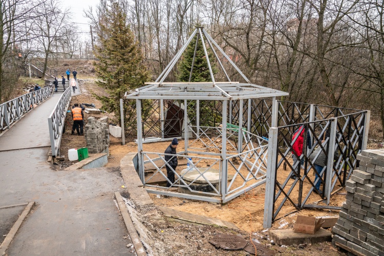 Территорию родника у платформы Красногорская благоустроили по многочисленным просьбам жителей округа