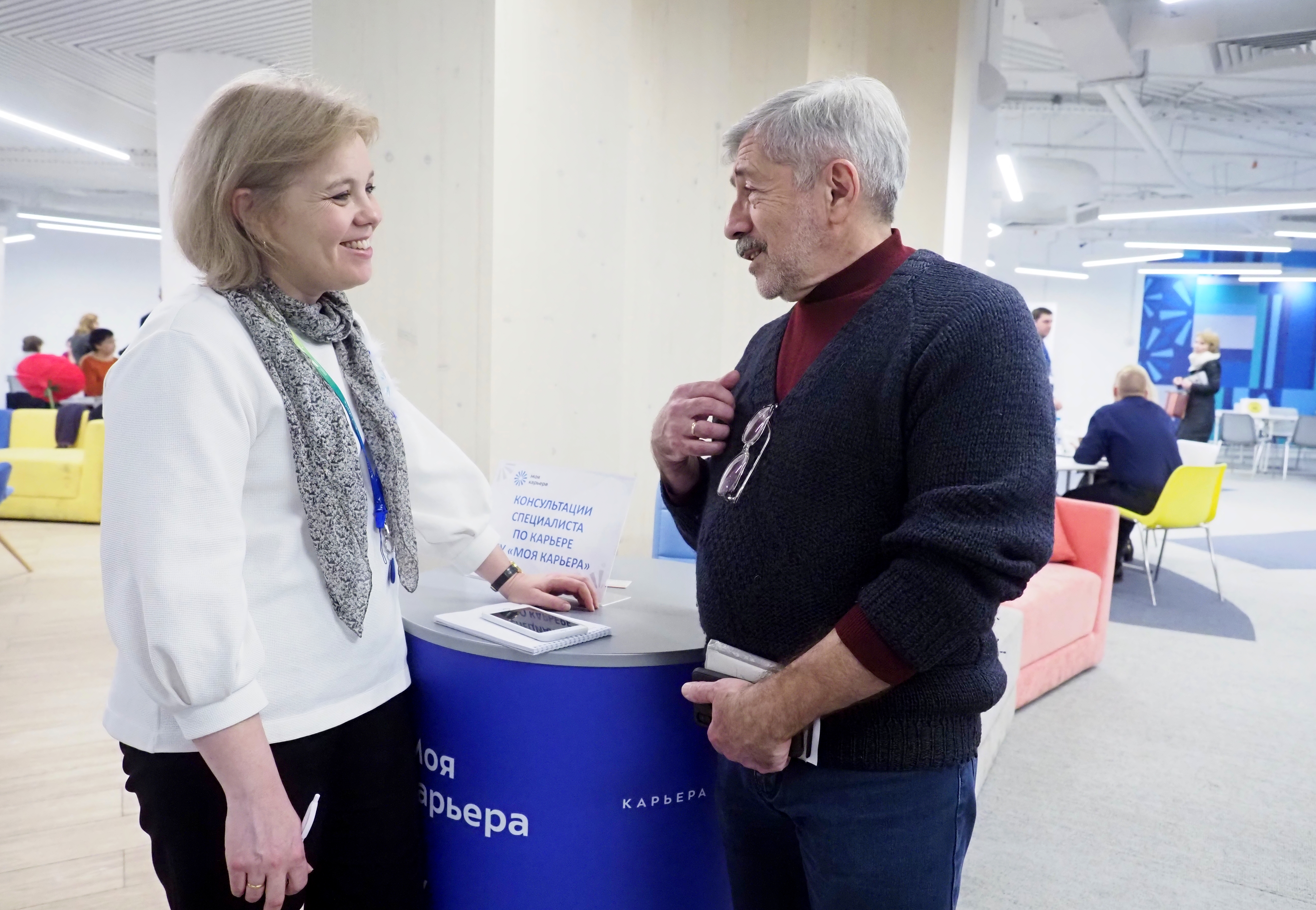 Руководитель программы «5.0» Виктория Маркова и москвич Михаил Каган обсуждают вопросы трудоустройства на ярмарке вакансий «Территория карьеры 50+»
