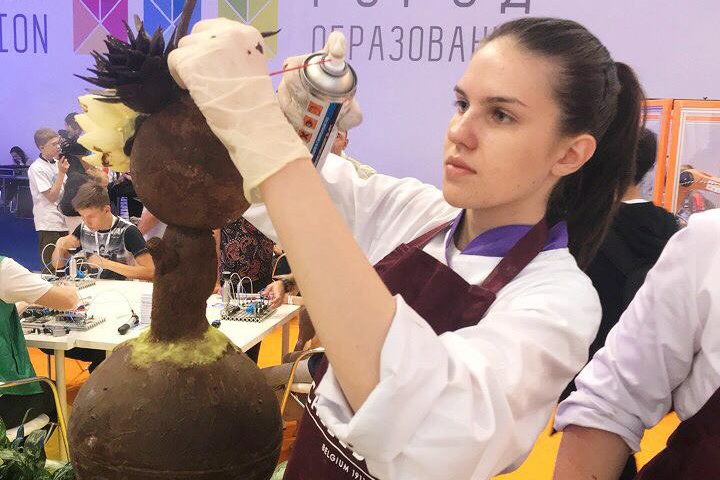 Кира рассказала, что сложнее всего готовить на чемпионатах шоколадные скульптуры, которые весят порядка 15 килограммов