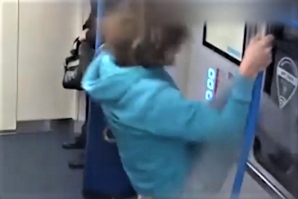 Пассажир московского метро разбил стекло в вагоне, подтянувшись на поручне