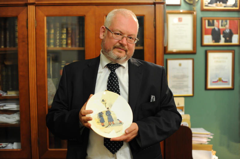 Леонид Викторович Кондрашев родился 22 февраля 1968 года. Окончил Московский педагогический государственный университет имени В. И. Ленина. Археологическую работу начал в должности землекопа