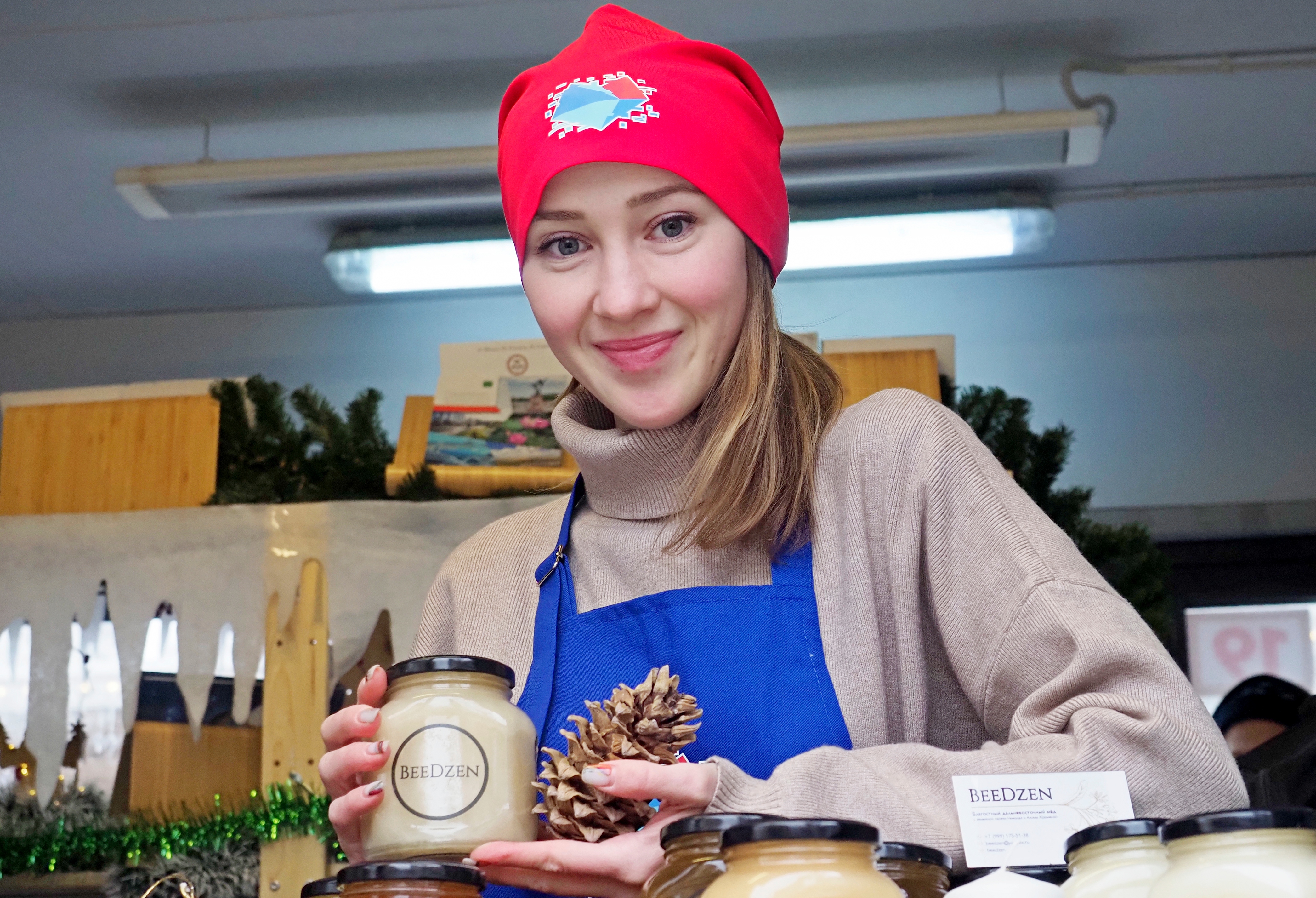 Новый Арбат. Алина Хроменко переехала из Москвы к мужу Николаю в Облучинский район Еврейской автономной области, где они развивают семейную пасеку. На ярмарку она привезла разные сорта дальневосточного меда