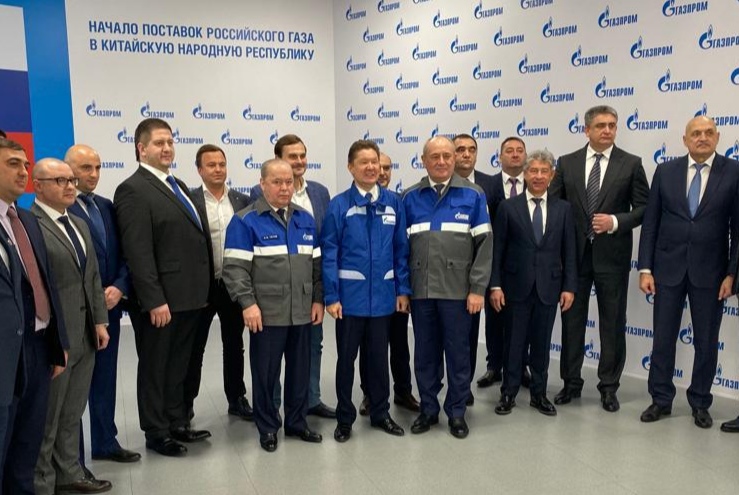 Заместитель председателя совета директоров ПАО «Газпром» Алексей Миллер и сотрудники компании наблюдают за запуском газопровода «Сила Сибири» Владимиром Путиным и Си Цзиньпином