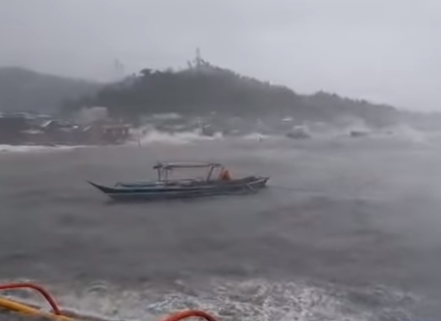 Ранее местные СМИ писали об эвакуации порядка 100 тысяч человек