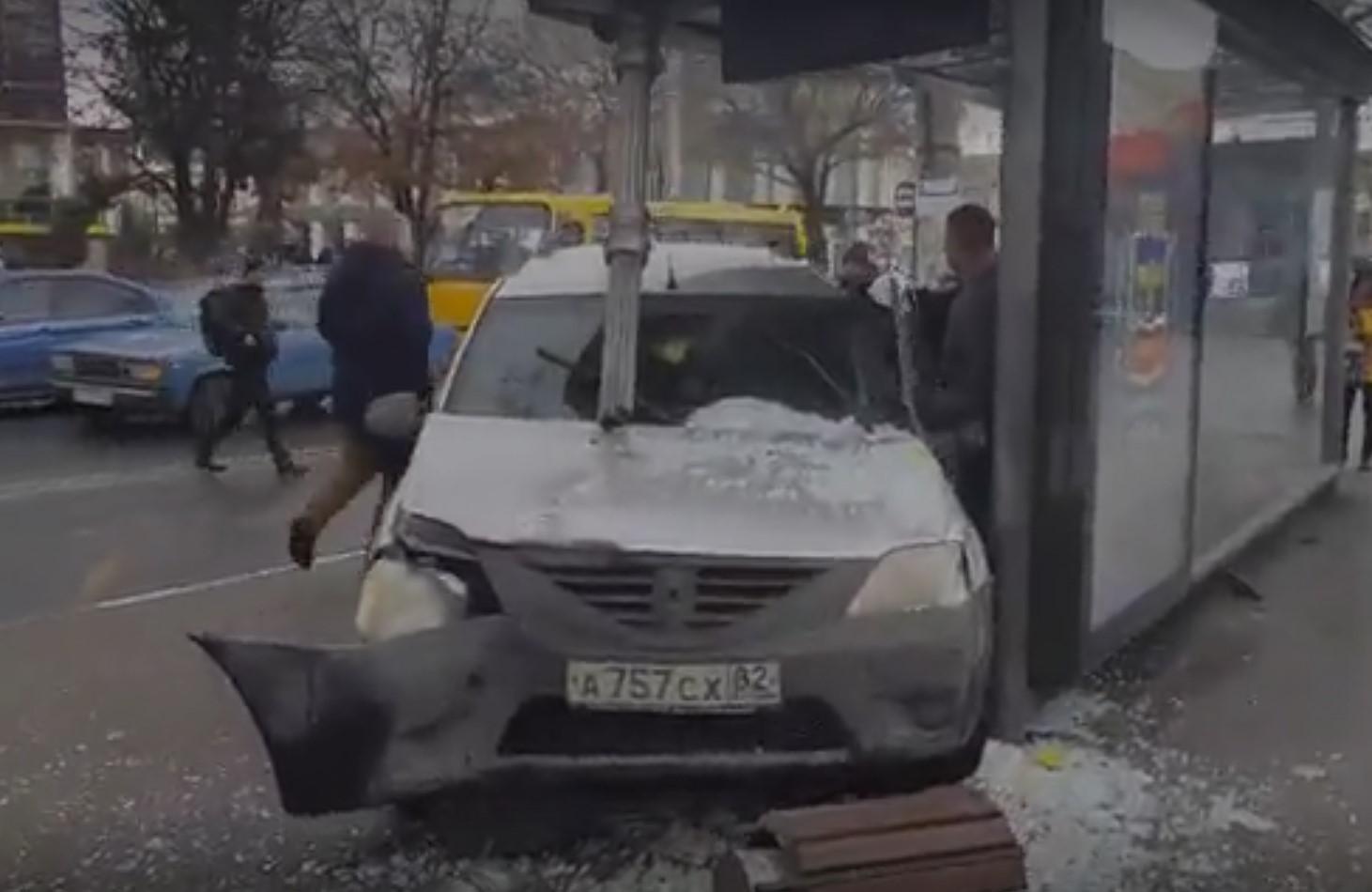 На опубликованных в Сети кадрах видно, что автомобиль снес столб остановки и разбил стекла