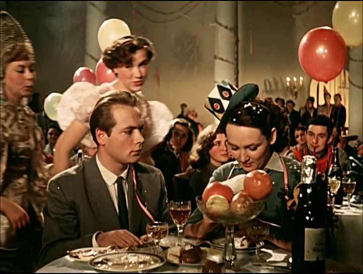 Названы фрукты для новогоднего стола, которые можно купить заранее