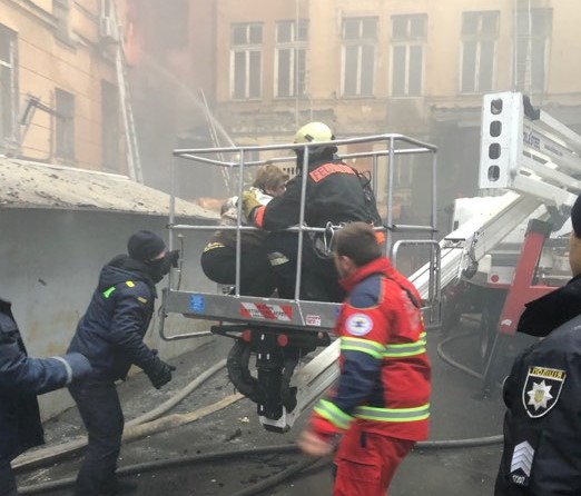 В настоящее время с пламенем борются около 65 пожарных и 16 единиц спецтехники