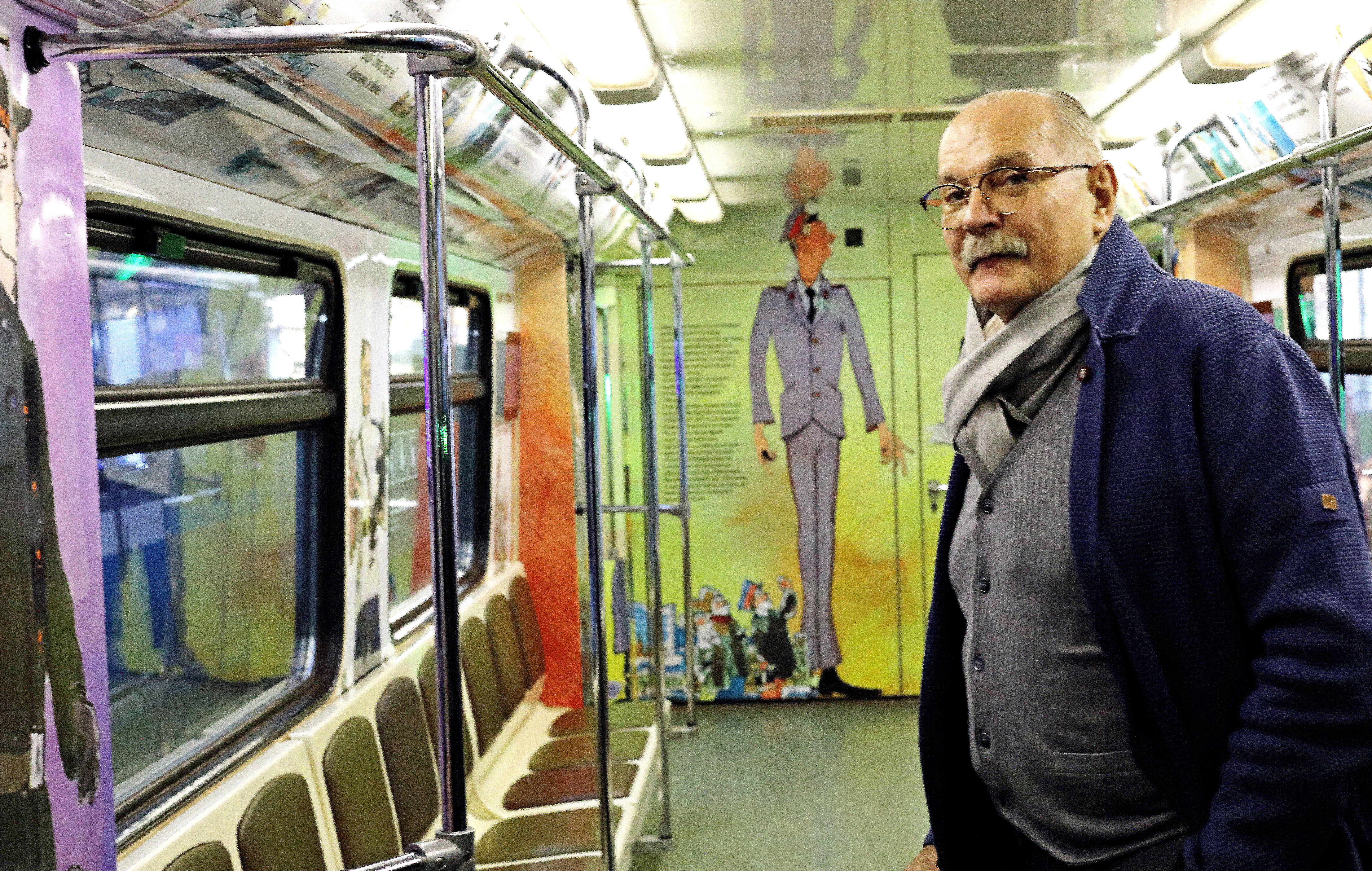 Режиссер Никита Михалков в поезде, посвященном творчеству его отца Сергея Михалкова