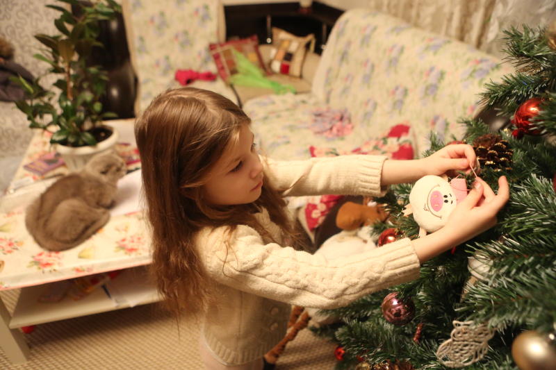 Не рекомендуется украшать елку ватой, свечами, а также легковоспламеняющимися игрушками