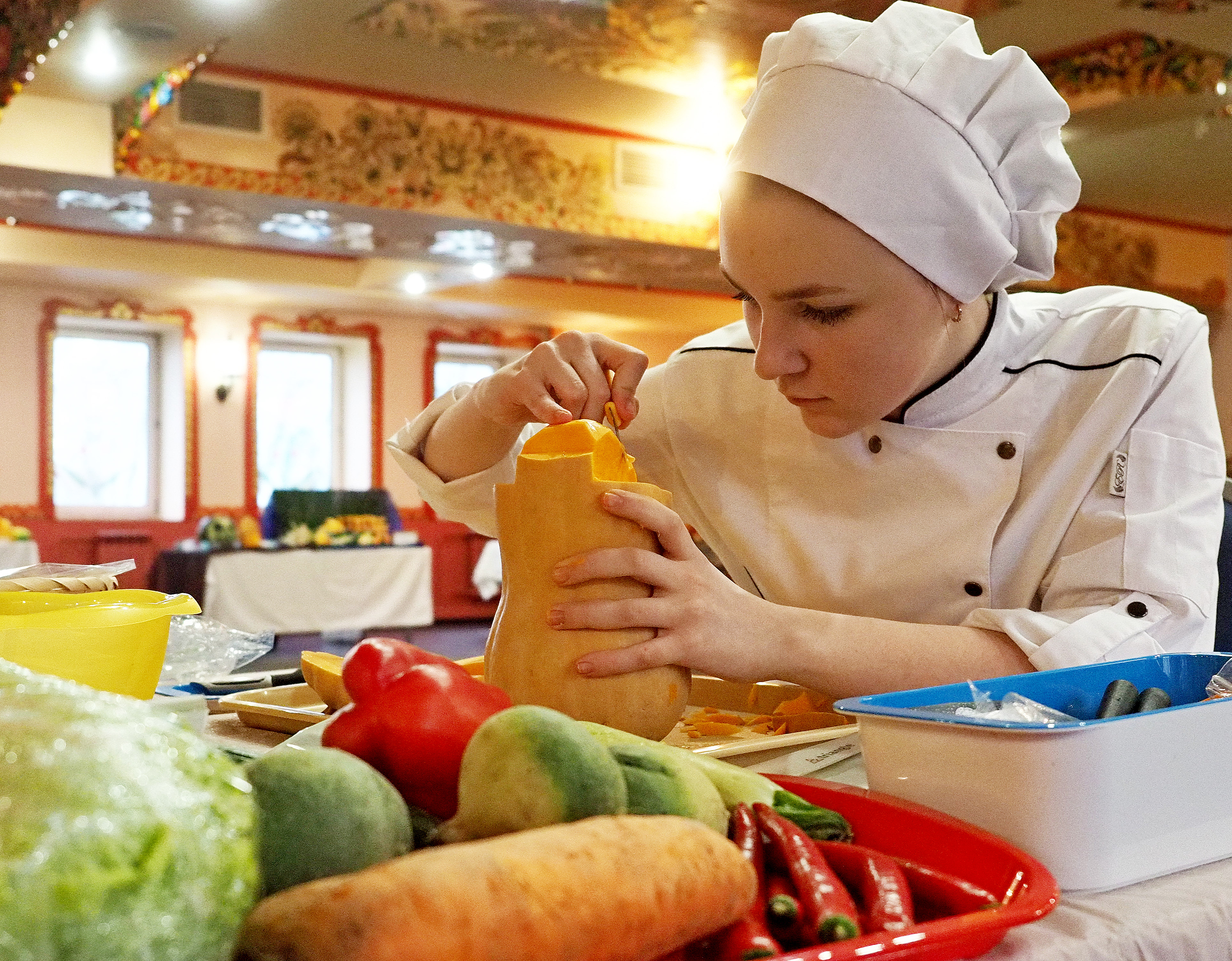 Студентка Мария Новикова демонстрирует свой навык карвинга. Тыква в ее руках может превратиться в сказочную карету безо всякого волшебства