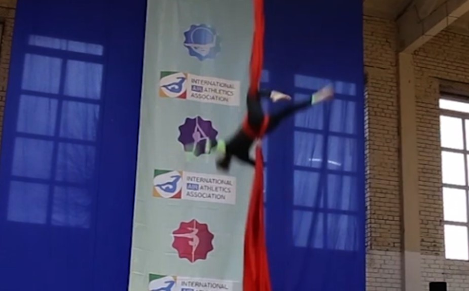 Момент падения столичной гимнастки с большой высоты попал на видео