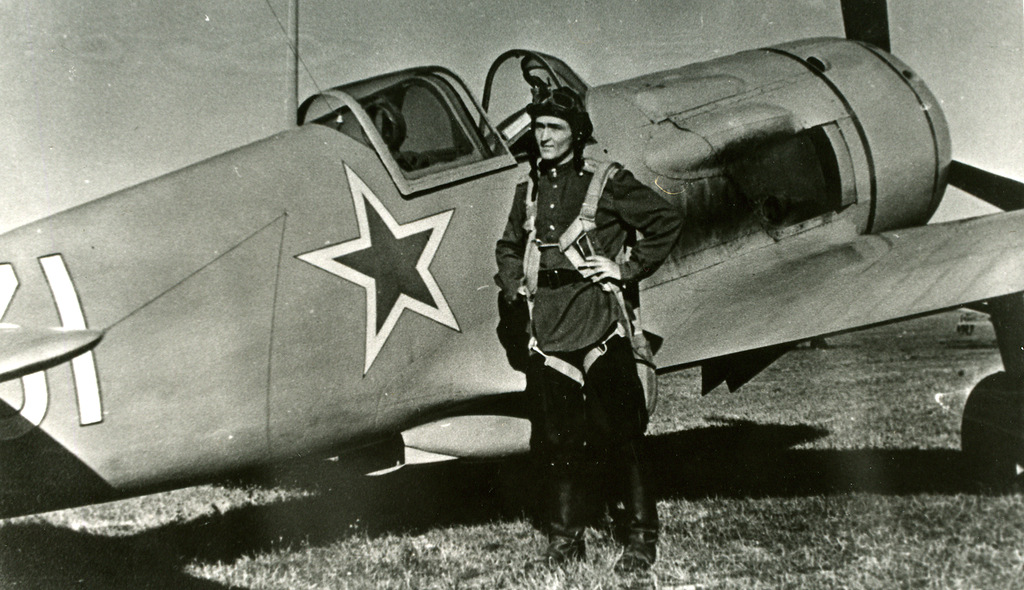 1945 год. Сергей Крамаренко рядом со своим боевым самолетом ЛА-5 на аэродроме «Теплый стан»