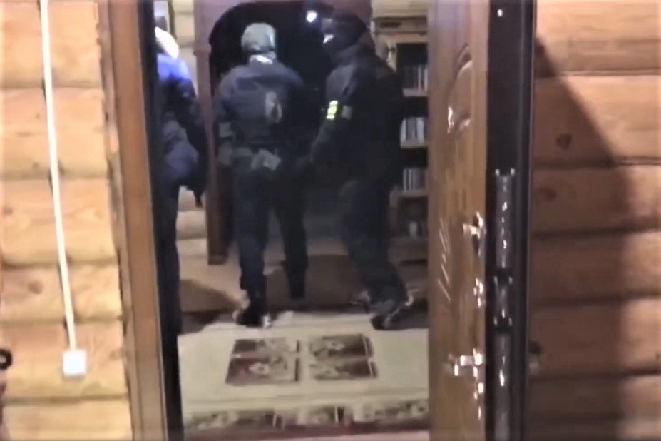 Оперативники в доме у бывшего главы Щелковского района Валова