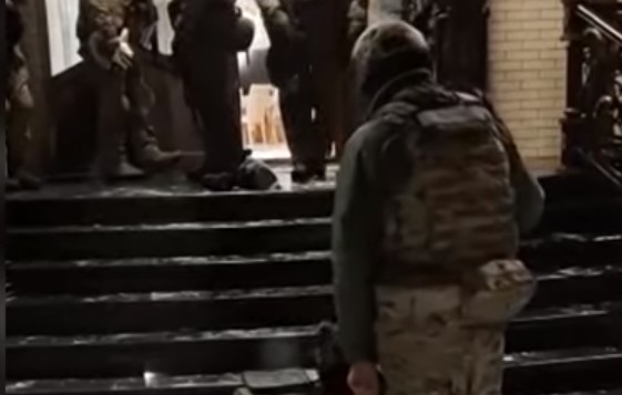 На кадрах видно, как вооруженные силовики в бронежилетах и касках проводят обыски с помощью служебных собак