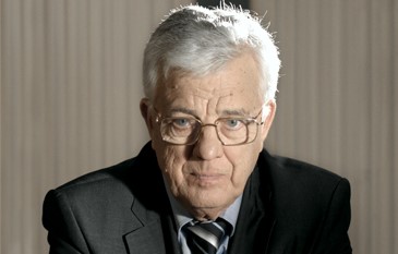 Раймонд Паулс в интервью сказал, что российская публика по сравнению с латышской «навязчива»