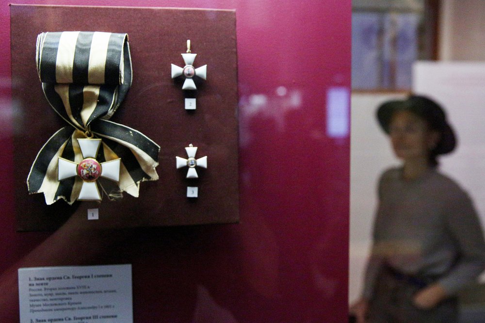 Знак ордена Святого Георгия 1-й степени на ленте в экспозиции выставки «За службу и храбрость. 250 лет ордену Св. Георгия»