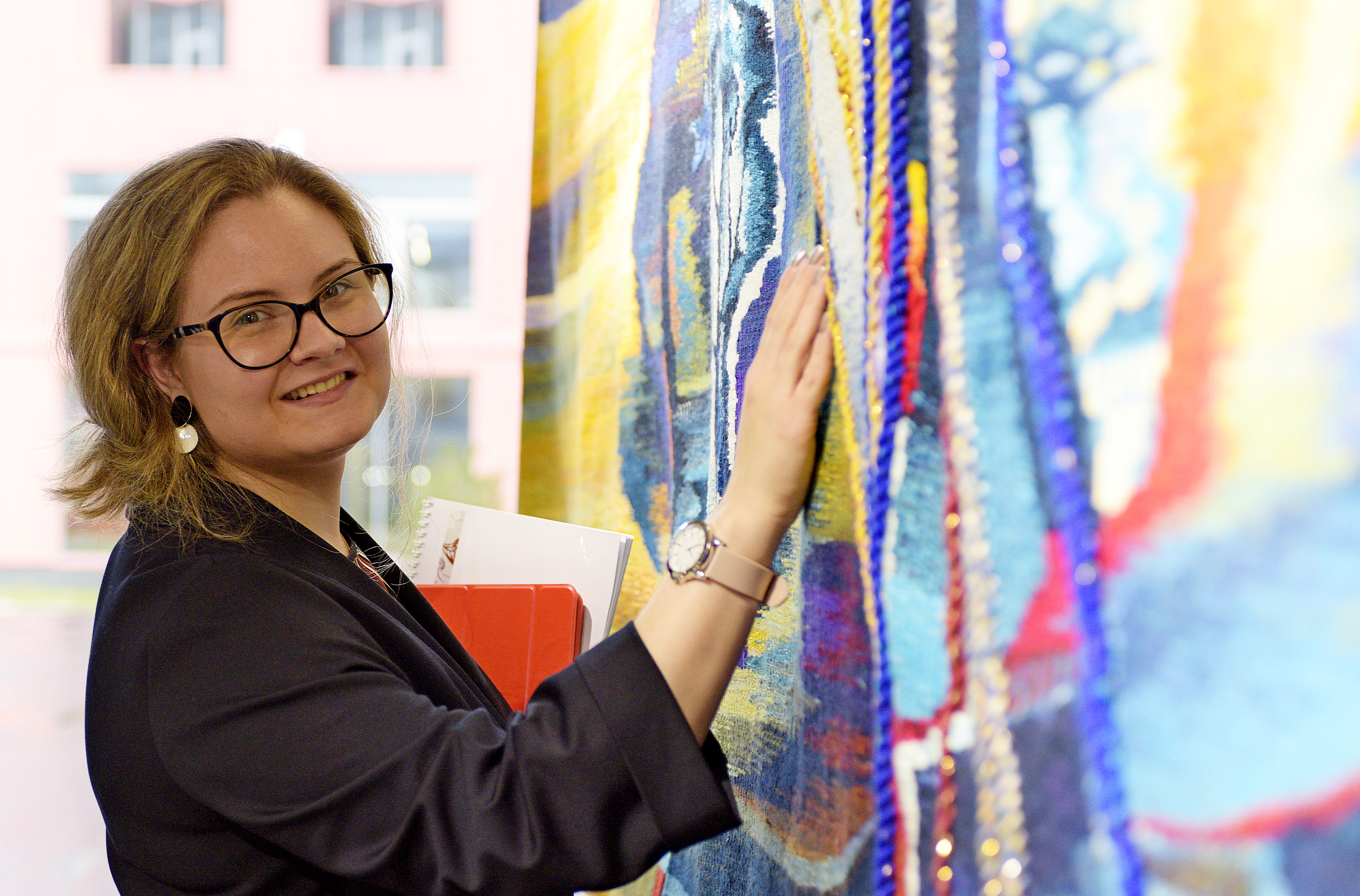 Дизайнер Екатерина Беляева представляет шестиметровый гобелен, выполненный вручную из шерсти и шелка. Художник воспроизвела на полотне три ключевых для себя символа: свет — знание, океан — вечное движение, мировое древо — единство всех сфер мироздания