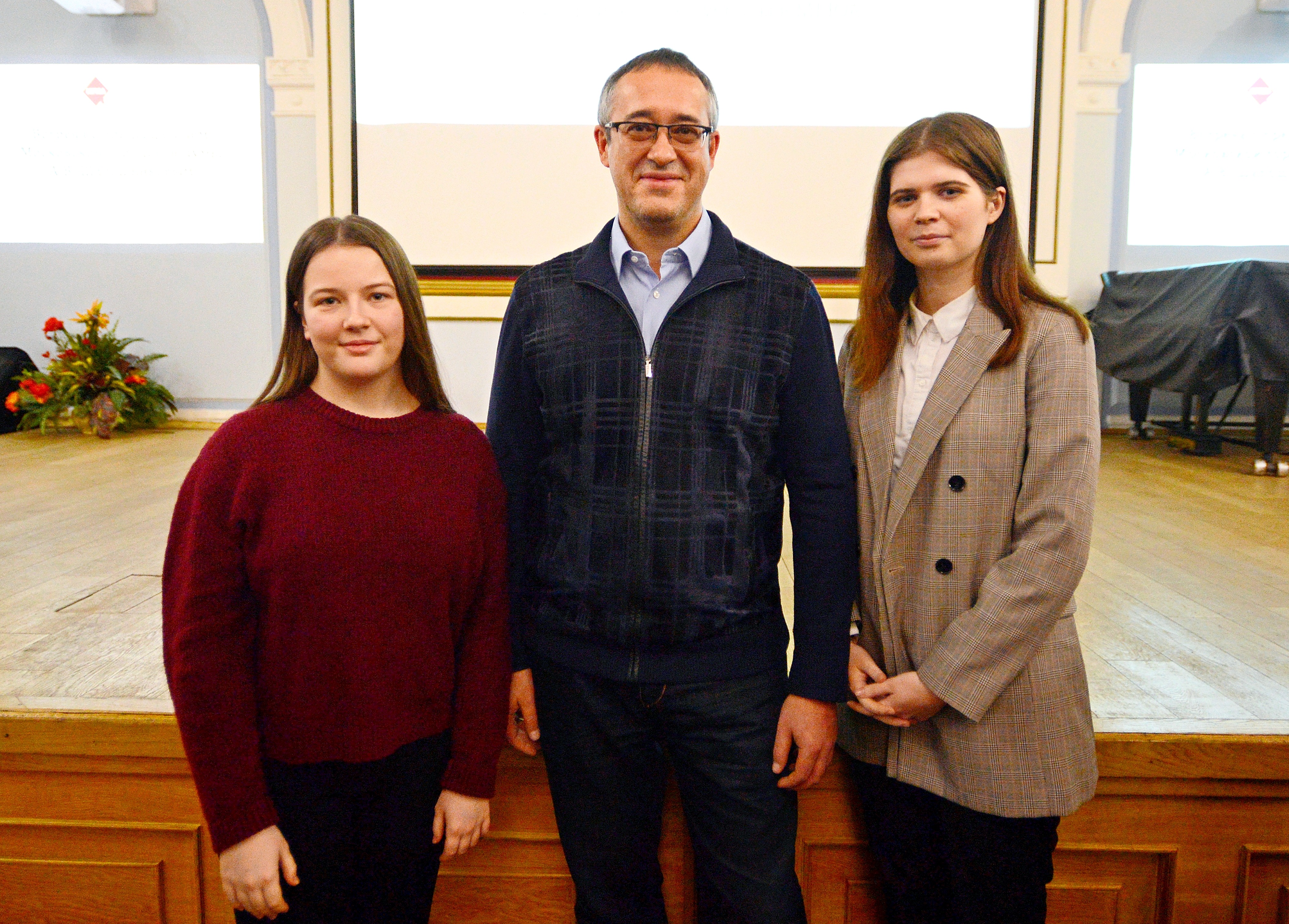 Председатель Мосгордумы Алексей Шапошников с участницами «Университетских суббот» Дарьей Антоновой и Екатериной Банниковой (справа)