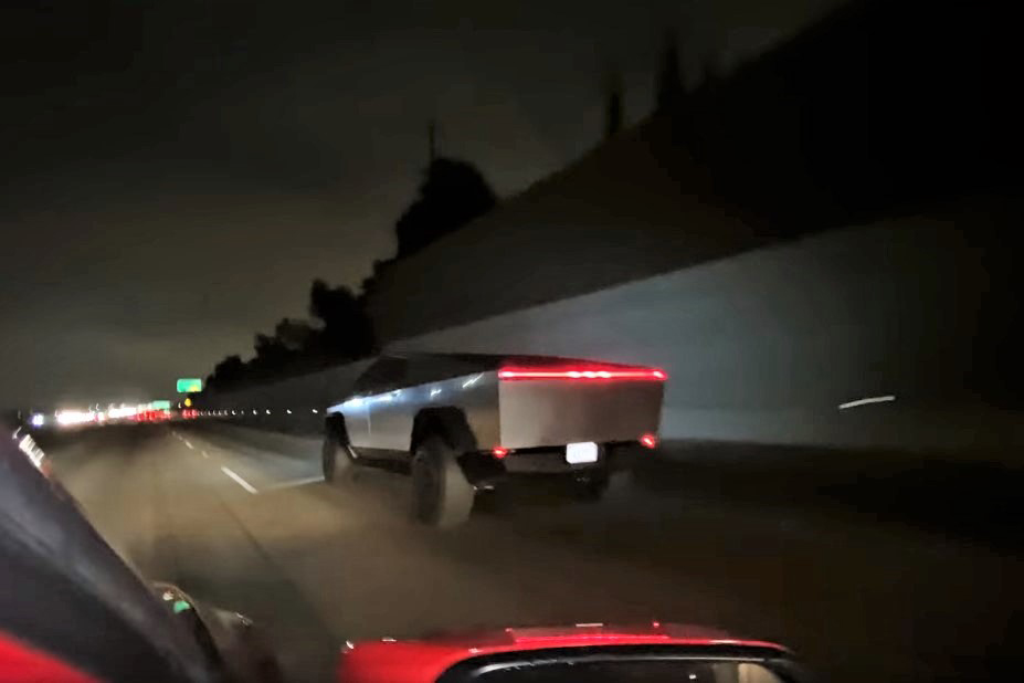 Маск приехал в ресторан на своем новом пикапе и удивил автолюбителей