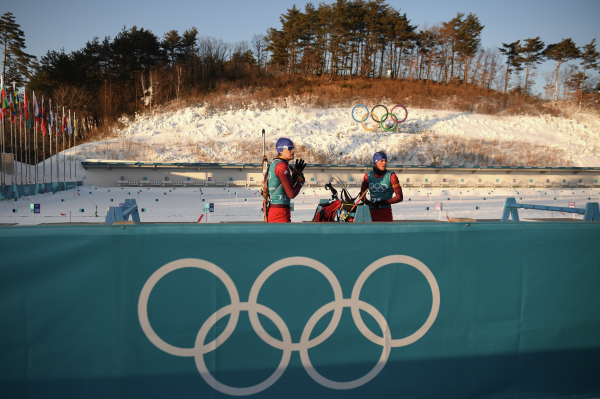 Олимпийские спортсмены из России Антон Бабиков (справа) и Матвей Елисеев тренируются на биатлонном стадионе "Альпензия" перед соревнованиями по биатлону среди мужчин на XXIII зимних Олимпийских играх в Пхенчхане